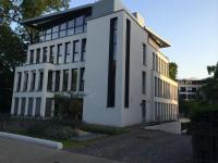 Weißes Gebäude mit Grauen Fenstern und Jalousien in Bonn