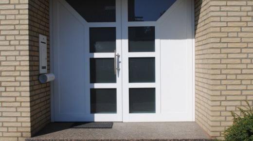 Doppeltür weiß mit Glaseinsatz in Neuss-Holzheim