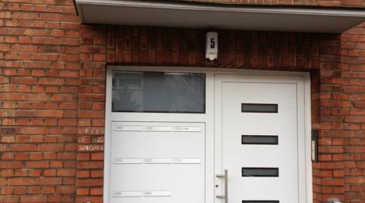 Haustür weiß Mehrfamilienhaus mit Briefkästen links in Neuss