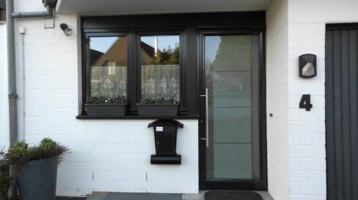 Dunkelbraune Kunststoff-Fenster und Haustür mit Milchglas-Scheibe in Korschenbroich