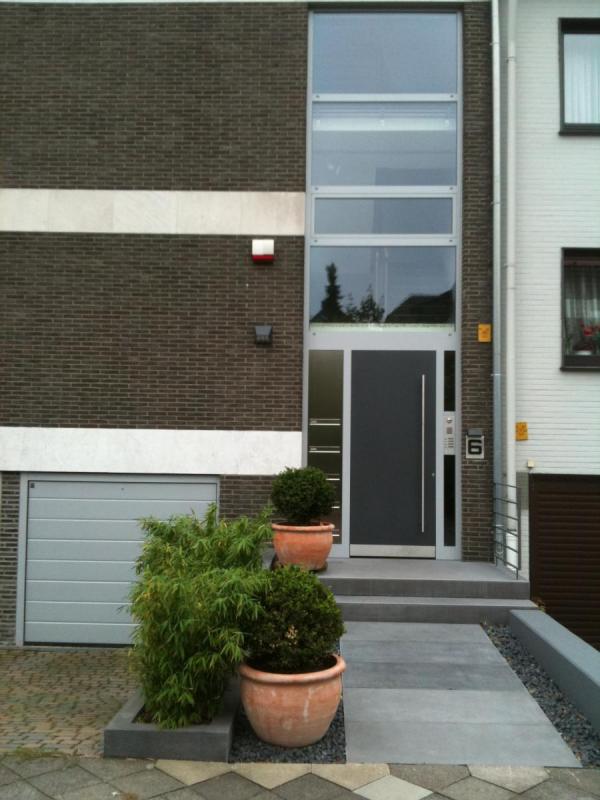 Graue Haustür mit silbernen Aluminium Spritzschutz in Düsseldorf
