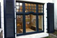 Altbaufenster mit Fensterläden aus Holz in Neuss