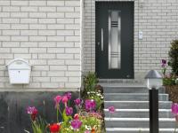 Dunkelgraue Haustür mit Milchglas in Alurahmen in Neuss