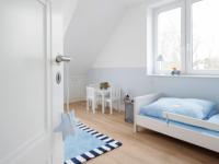 Blick in Kinderzimmer mit weißer Holztür