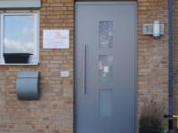 dunkelgraue-aluminium-haustuer-mit-drei-lichtausschnitten-in-neuss