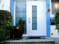 Haustür weiß mit Milchglas-Scheibe links in Neuss-Uedesheim