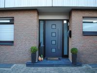 Haustür grau mit quadratischen Milchglas Scheiben und Milchglas Einsätzen beidseitig in Dormagen