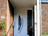 Kunststoff-Haustür weiß mit halbseitig abgerundeten Glaseinsatz in Neuss