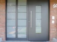Haustür Grau mit breiten Milchglas-Einsätzen links in Korschenbroich