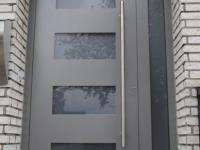 Kunststoff-Haustür Hellgrau mit Milchglas-Einsätzen in Neuss