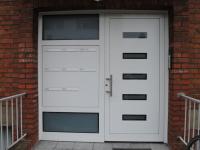 Haustür weiß mit integrierten Briefkästen in Mehrfamilienhaus in Neuss