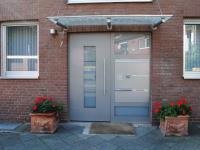 Haustür hellgrau mit Milchglas-Einsatz mittig und Milchglas-Scheibe rechts in Neuss
