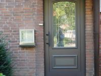 Kunststoff-Haustür Braun mit Sprossenverglasung in Neuss
