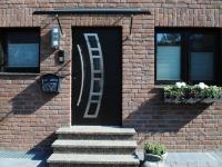 Kunststoff-Haustür dunkelgrau mit Glas-Einsätzen in Aluminium gefasst in Neuss