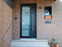 Haustür dunkelgrau mit Milchglas-Einsatz linksseitig in Neuss-Selikum
