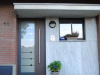Haustür hell- und dunkelgrau mit Milchglas-Einsatz mit Muster in Neuss-Hoisten
