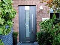 Kunststoff-Haustür in Grau mit länglichem Milchglas-Einsatz mittig in Neuss
