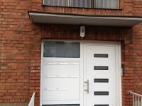 Haustür weiß Mehrfamilienhaus mit Briefkästen links in Neuss