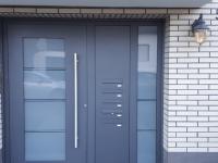 Graue Haustür mit integrierten Briefkästen und Milchglas in Düsseldorf