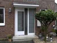weiße-haustuer-mit-milchglas-und-seitenteil-mit-milchglas-in-Neuss