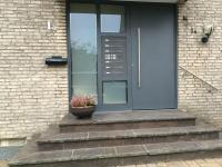 graue-haustuer-mit-seitenteil-mit-briefkastenanlage-und-milchglas-in-Neuss