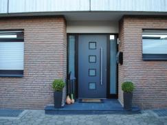 Haustür grau mit quadratischen Milchglas Scheiben und Milchglas Einsätzen beidseitig in Dormagen