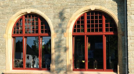 Rundbogenfenster mit Sprossen Denkmalschutz