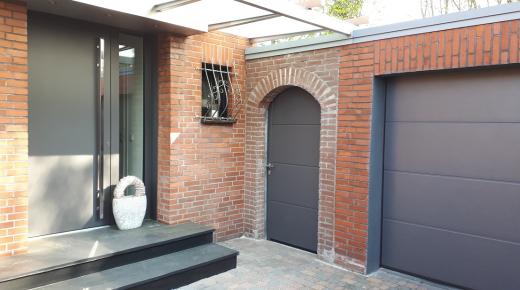 Haustür mit Sectionaltor und Nebeneingangstür in Neuss