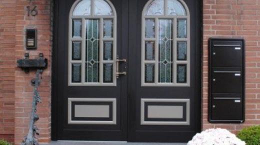 Doppeltür Dunkelgrau und Beige mit abgerundeten Sprossenfenstern in Kaarst
