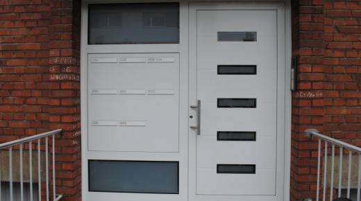 Haustür weiß mit integrierten Briefkästen in Mehrfamilienhaus in Neuss