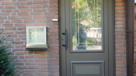 Kunststoff-Haustür Braun mit Sprossenverglasung in Neuss