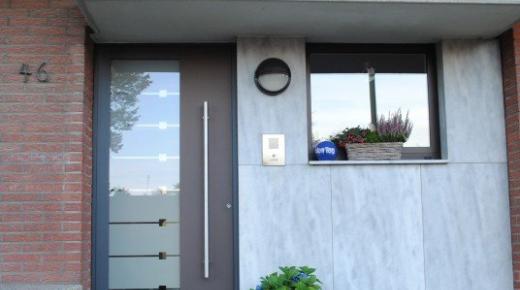 Haustür hell- und dunkelgrau mit Milchglas-Einsatz mit Muster in Neuss-Hoisten