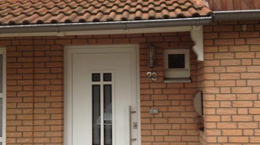 Haustür weiß mit geteiltem Milchglas-Einsatz in Grevenbroich