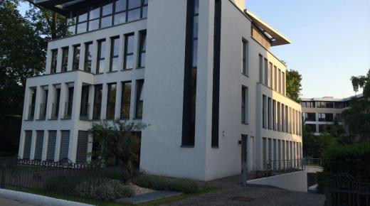 Weißes Gebäude mit Grauen Fenstern und Jalousien in Bonn