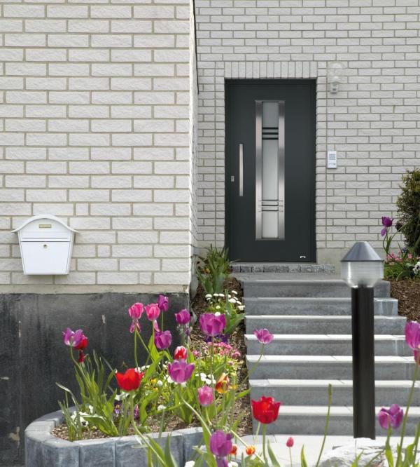 Dunkelgraue Haustür mit Milchglas in Alurahmen in Neuss
