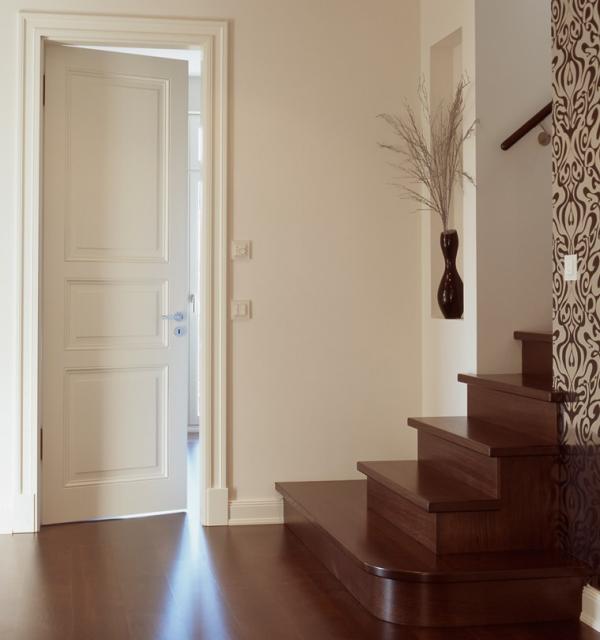 Weiße Zimmertür aus Holz mit Zierleisten