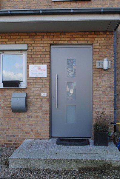 dunkelgraue-aluminium-haustuer-mit-drei-lichtausschnitten-in-neuss