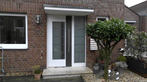 weiße-haustuer-mit-milchglas-und-seitenteil-mit-milchglas-in-Neuss