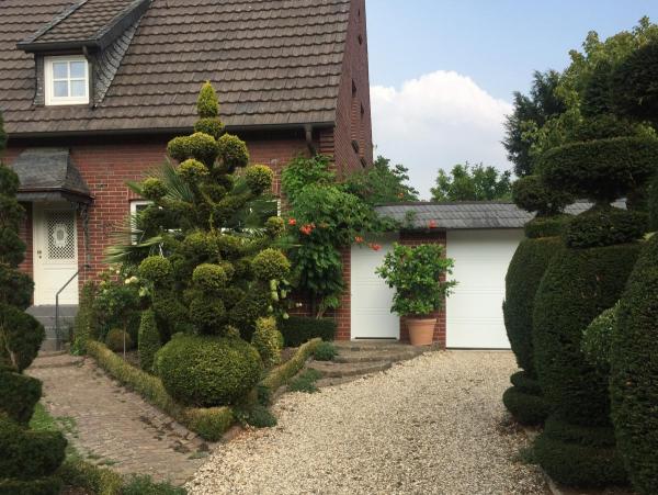 Haus mit weißer Haustür und weißem Sprossenfenster