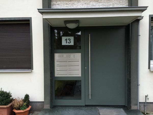 dunkelgraue-haustuer-mit-seitenteil-mit-briefkastenanlage-und-lichausschnitt-in-kaarst