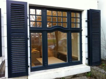 Altbaufenster mit Fensterläden aus Holz