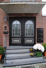 mattbraune-aluminium-haustuer-mit-runbogenfenster
