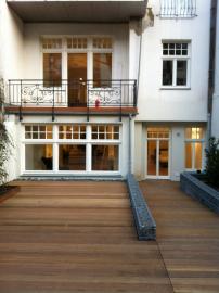 Weiße Terassentür und Fenster mit Sprossenoberlicht