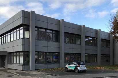 Graue Fenster von PaX in Bürogebäude 2. Ansicht