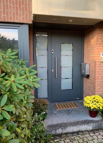 Graue Aluminium-Haustür mit Milchglas in Meerbusch