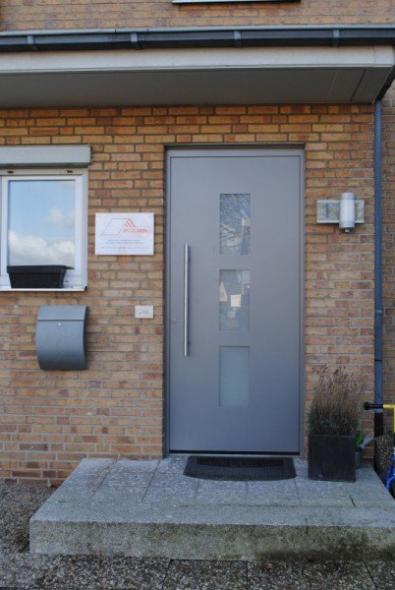 dunkelgraue-aluminium-haustuer-mit-drei-lichtausschnitten-in-neuss