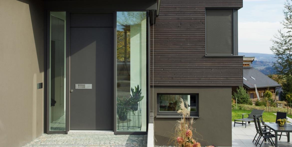 dunkelgraue-haustuer-mit-zwei-seitenteilen-im-neubau-in-neuss