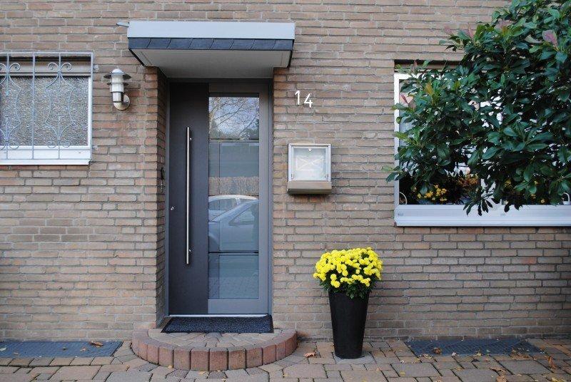 Haustür hell- und dunkelgrau mit Milchglas-Einsatz in Neuss-Weckhoven