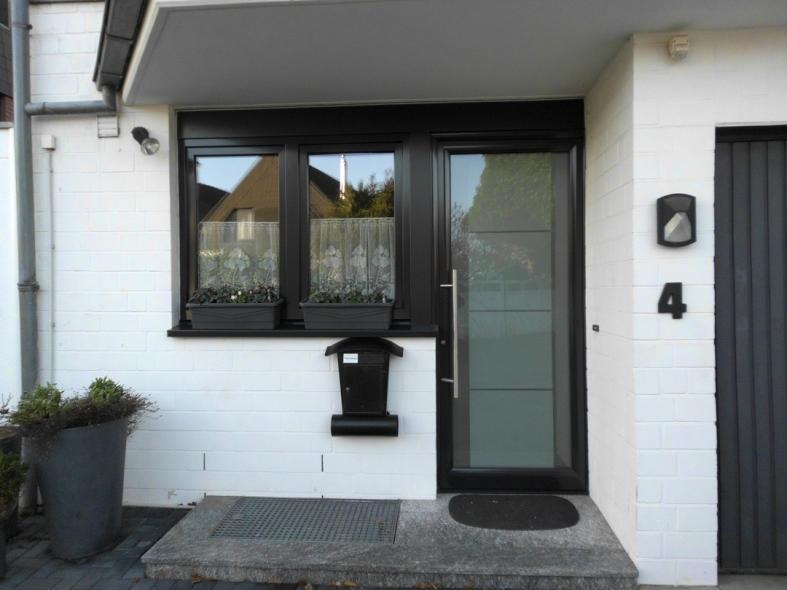 Dunkelbraune Kunststoff-Fenster und Haustür mit Milchglas-Scheibe in Korschenbroich