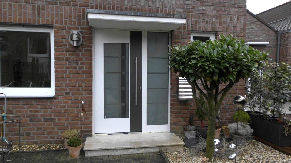 weiße-haustuer-mit-milchglas-und-seitenteil-mit-milchglas-in-Neuss